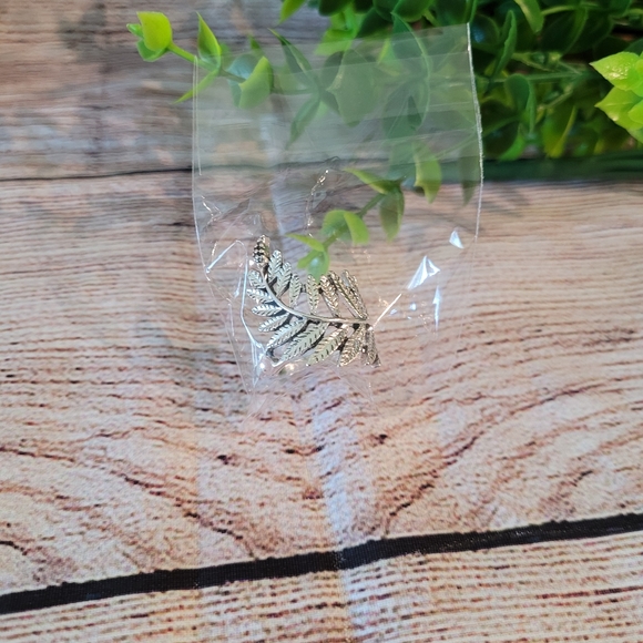Elegant Silver Twisted Leaf Ring✨️ - Picture 7 of 10